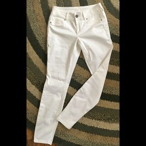 Maurice’s white pants